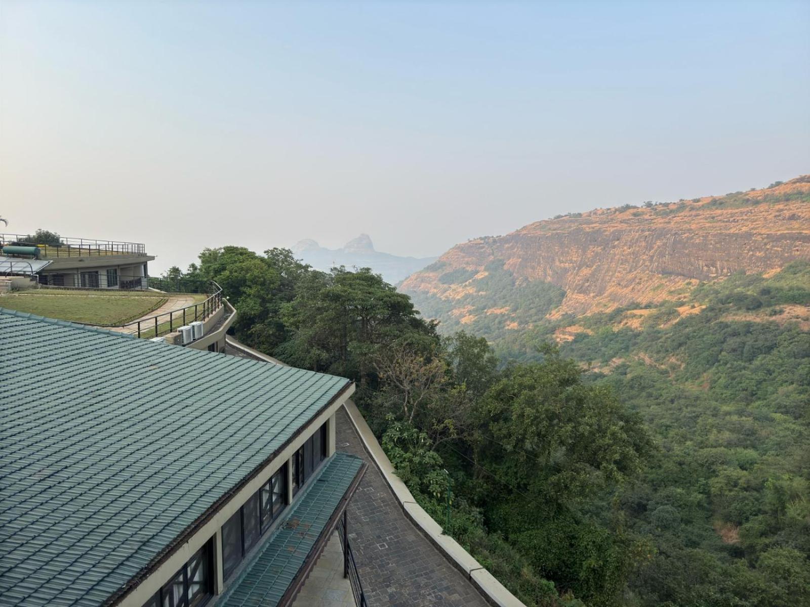 Upper Deck Resort - Stay And Relax At The Highest Peak โลนาวาลา ภายนอก รูปภาพ